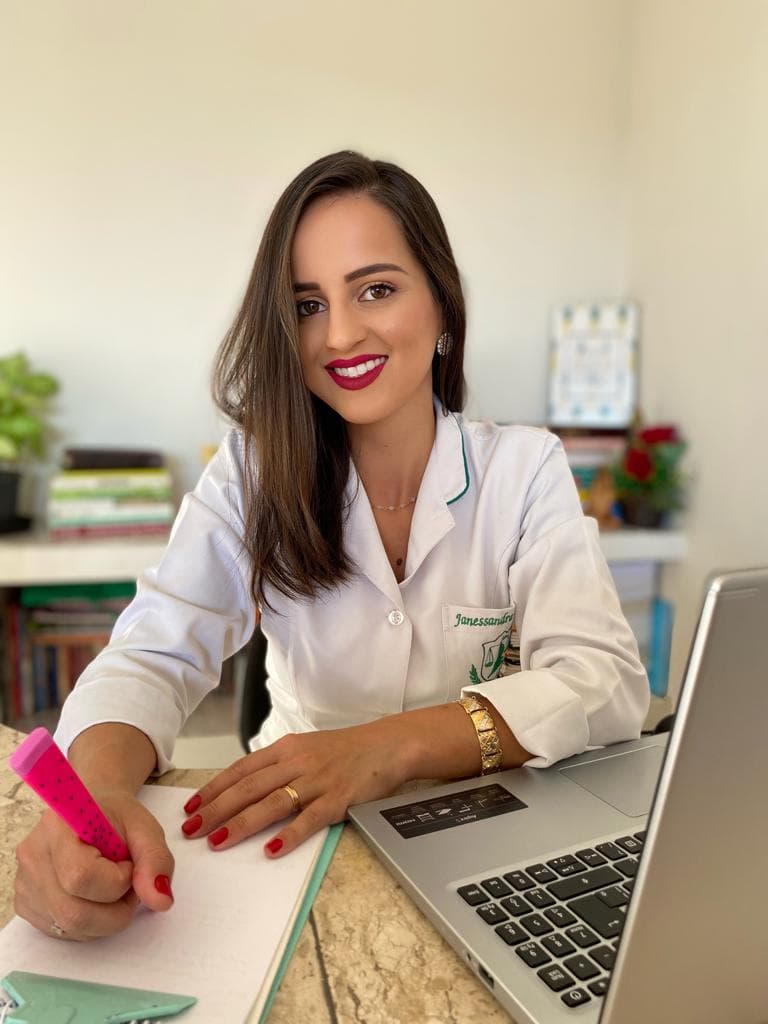 Janessandra Melo durante acompanhamento nutricional online
